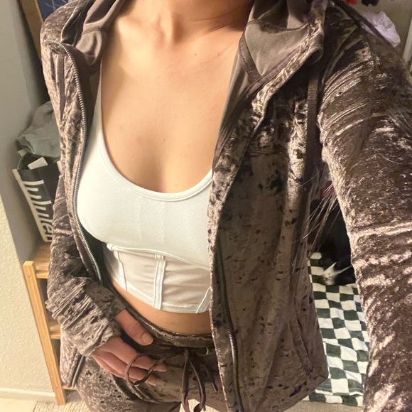 🚨SINCERELYLEONA IS LIVE 8/10 @ 3PM PST 🚨✨ 🚨 COME SAY HI! ✨ - Picture 3 of 14